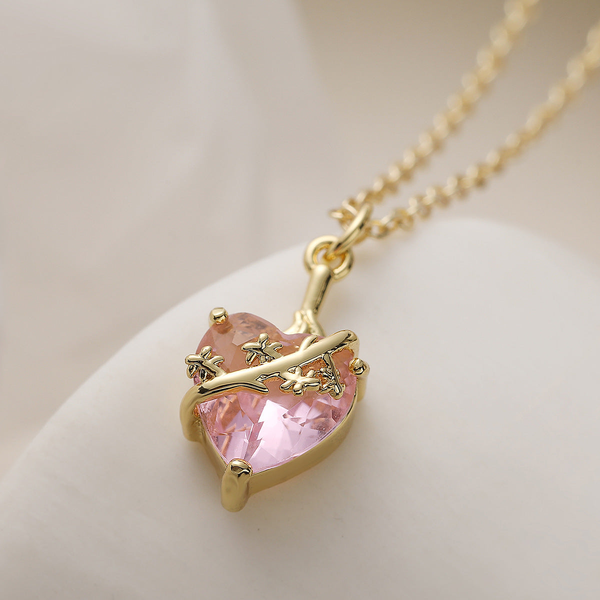 Collar con Corazón y Circonias Rosas, Baño de Oro 18K