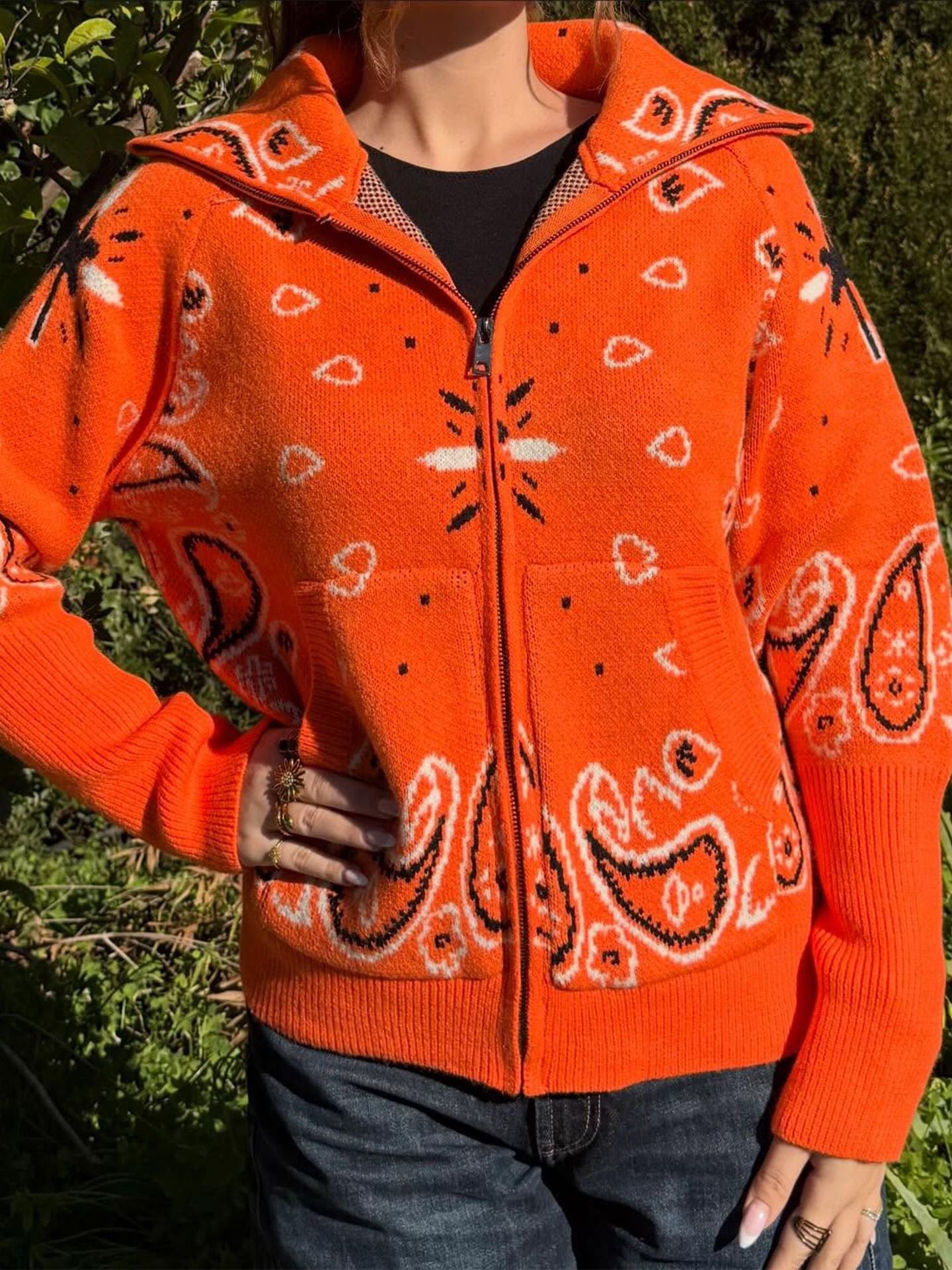 Cardigan en tricot motif cachemire avec fermeture éclair et col montant style rétro