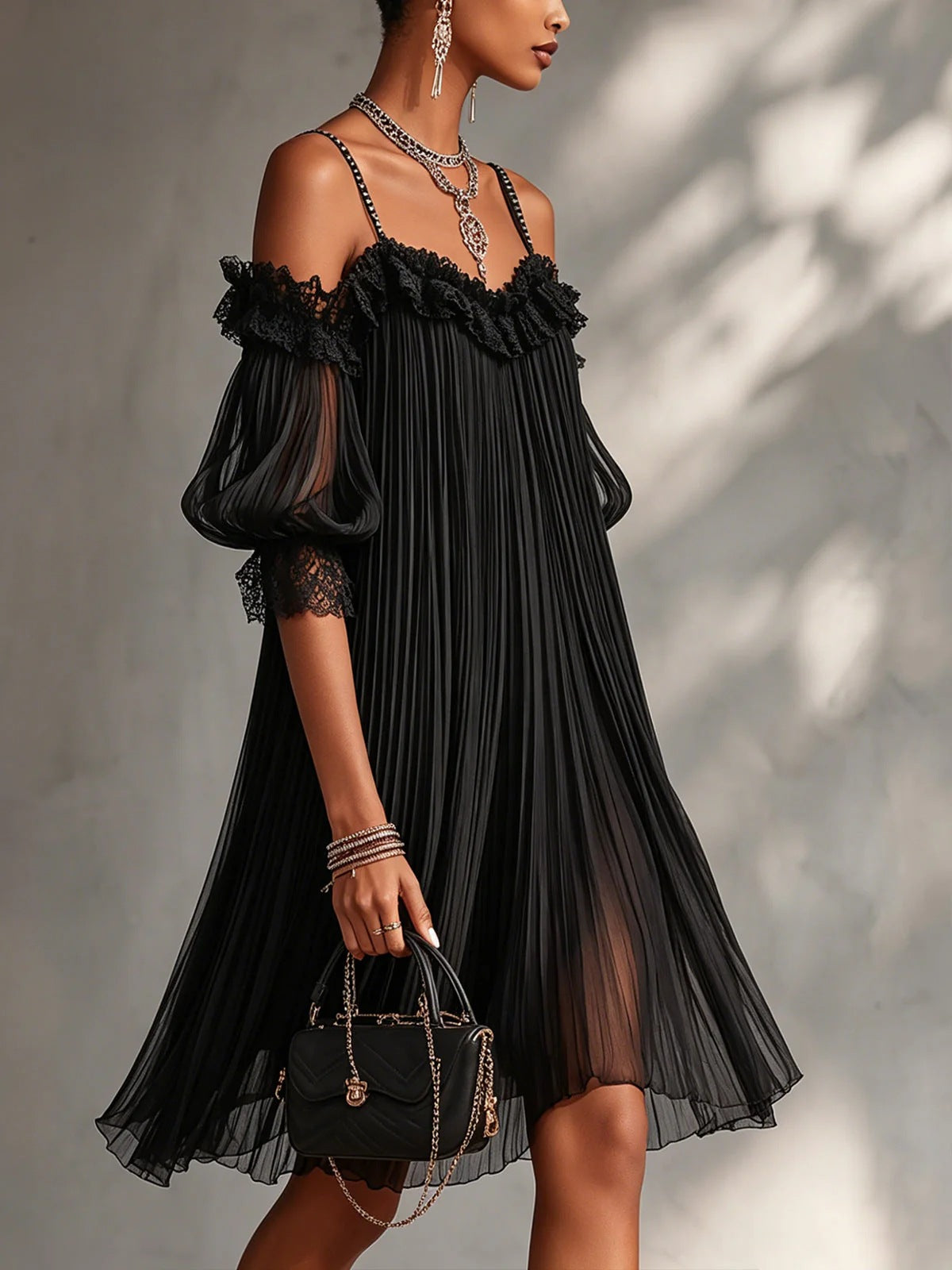 Robe mini noire en dentelle à dos ouvert pour femme