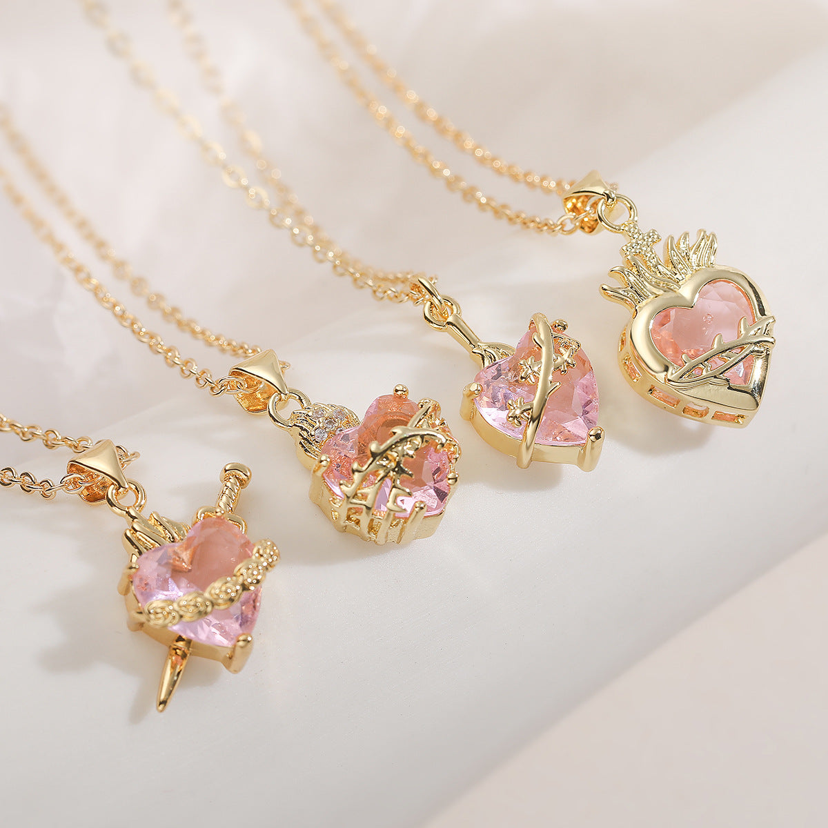 Collar con Corazón y Circonias Rosas, Baño de Oro 18K