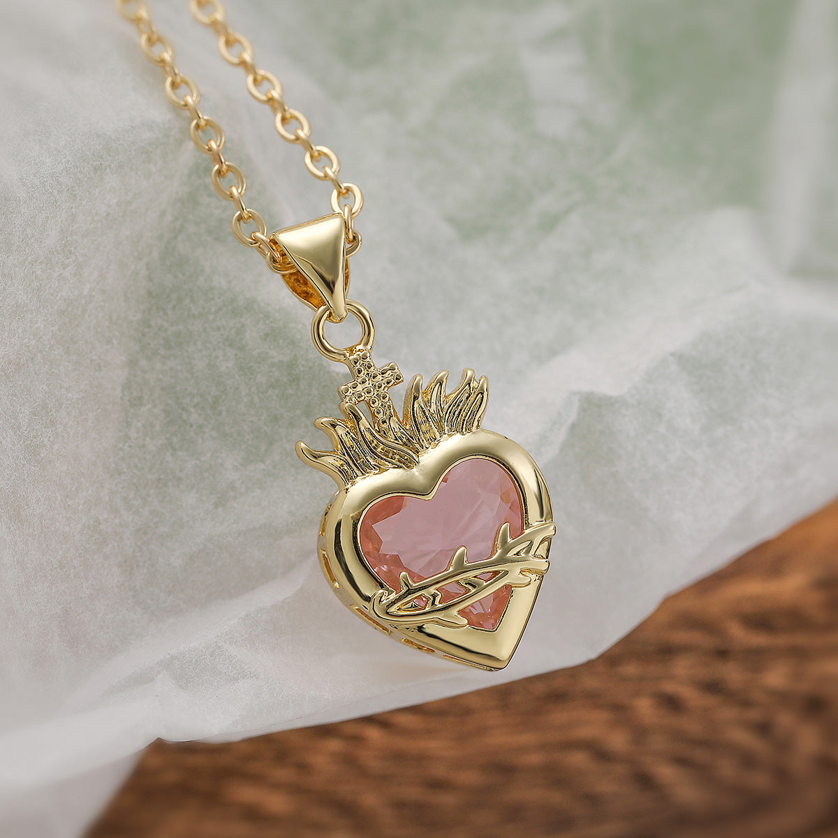 Collar con Corazón y Circonias Rosas, Baño de Oro 18K