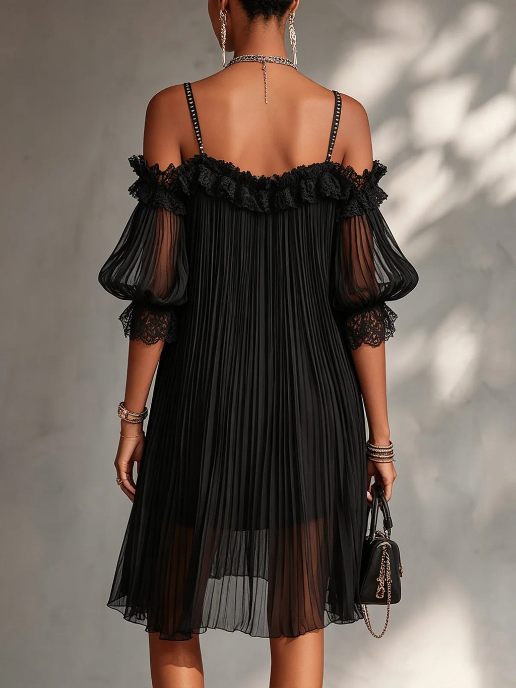 Robe mini noire en dentelle à dos ouvert pour femme