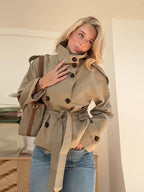 Trench-coat court pour femme avec ceinture et double boutonnage